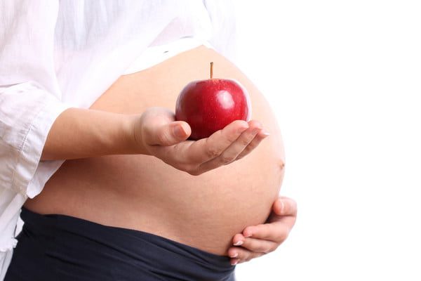 вагітна жінка і фрукти
