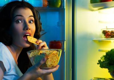 вагітна їсть за двох