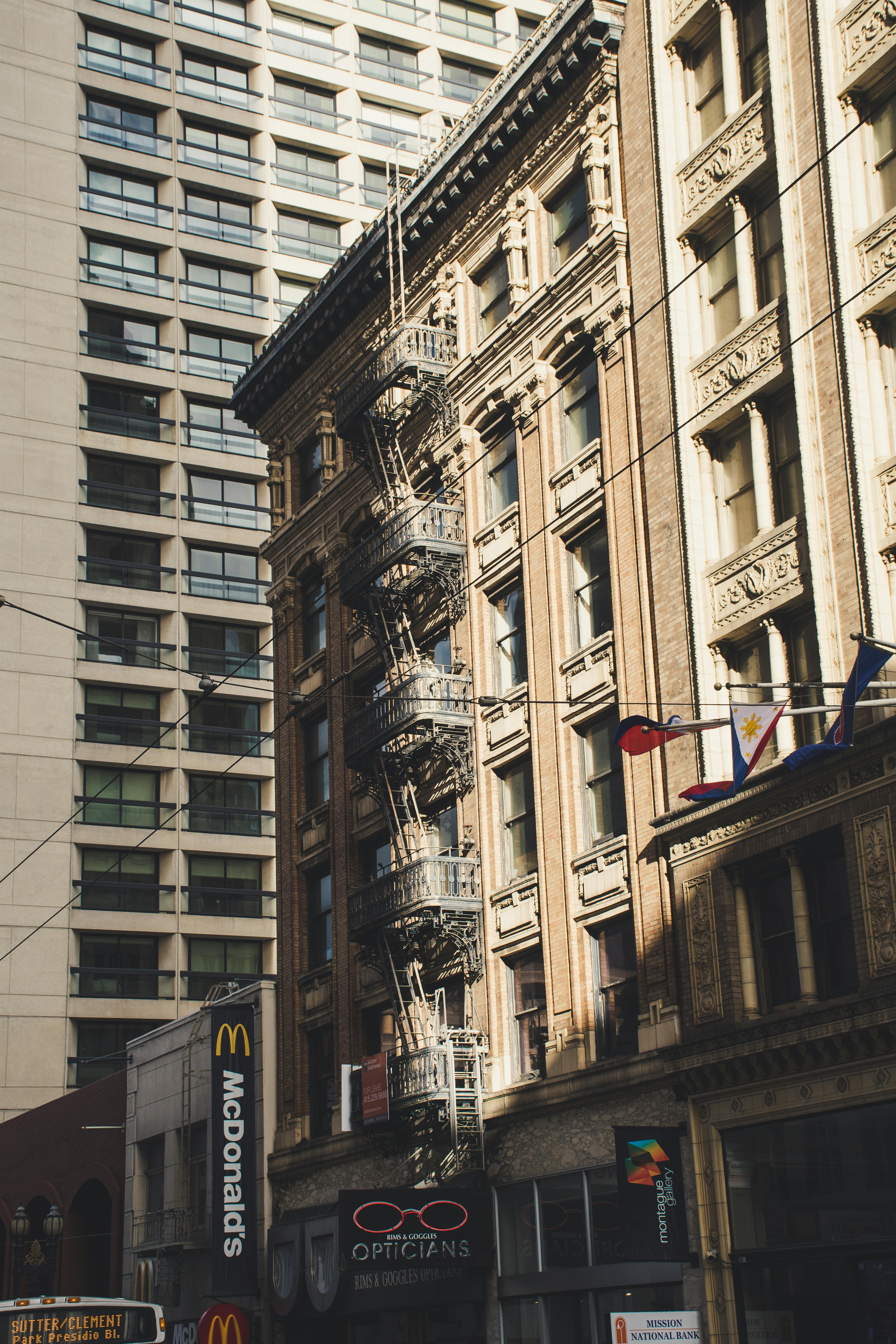 Губы женщины с ярким глянцевым блеском