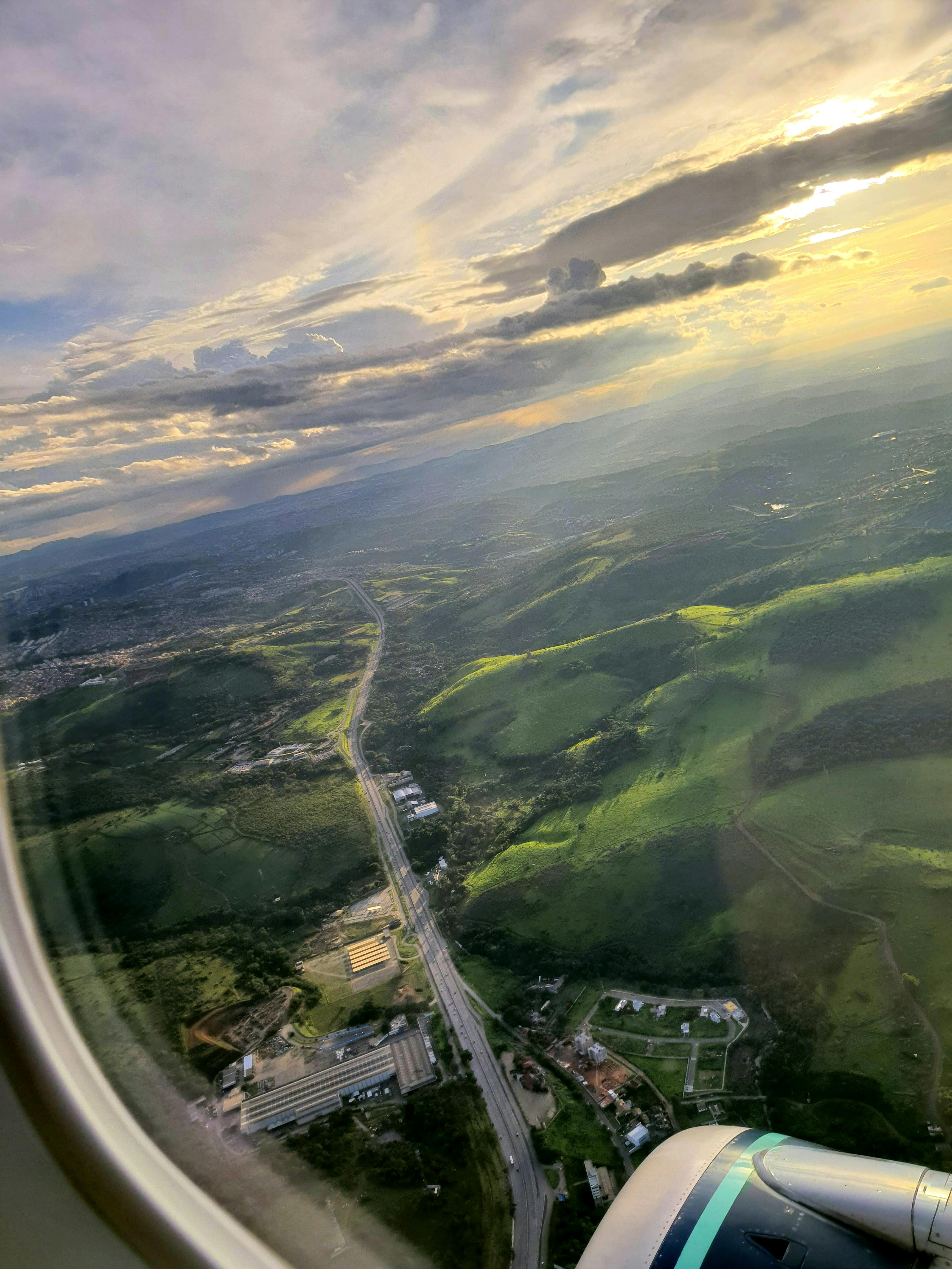 Женские ноги в стильных лоферах на платформе