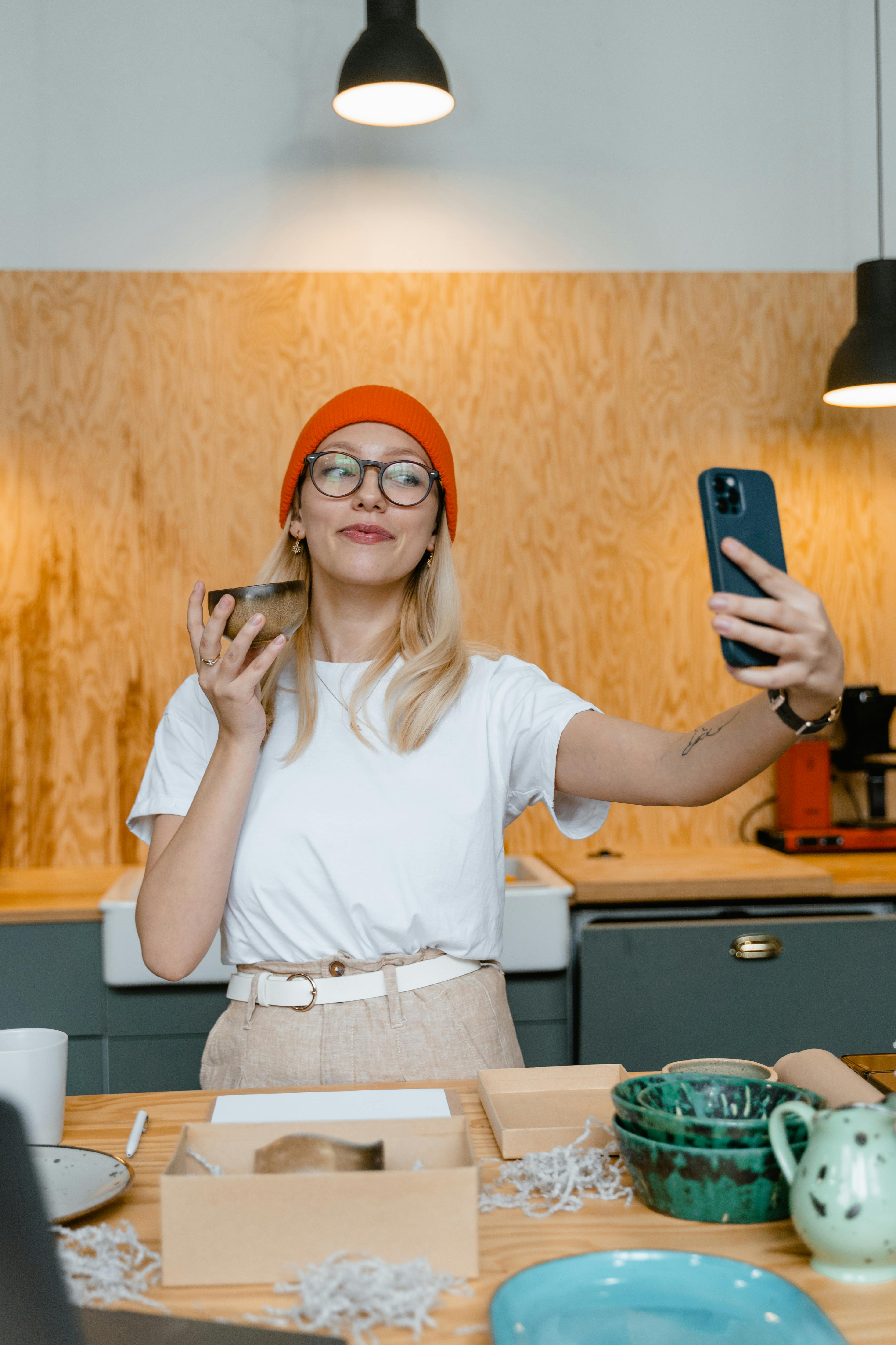 Жінка обирає одяг у гардеробі