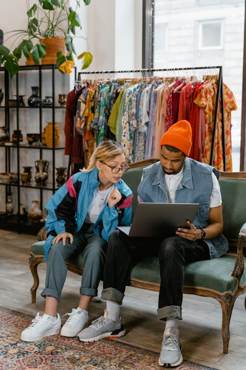 Набір одягу в нейтральних та пастельних тонах