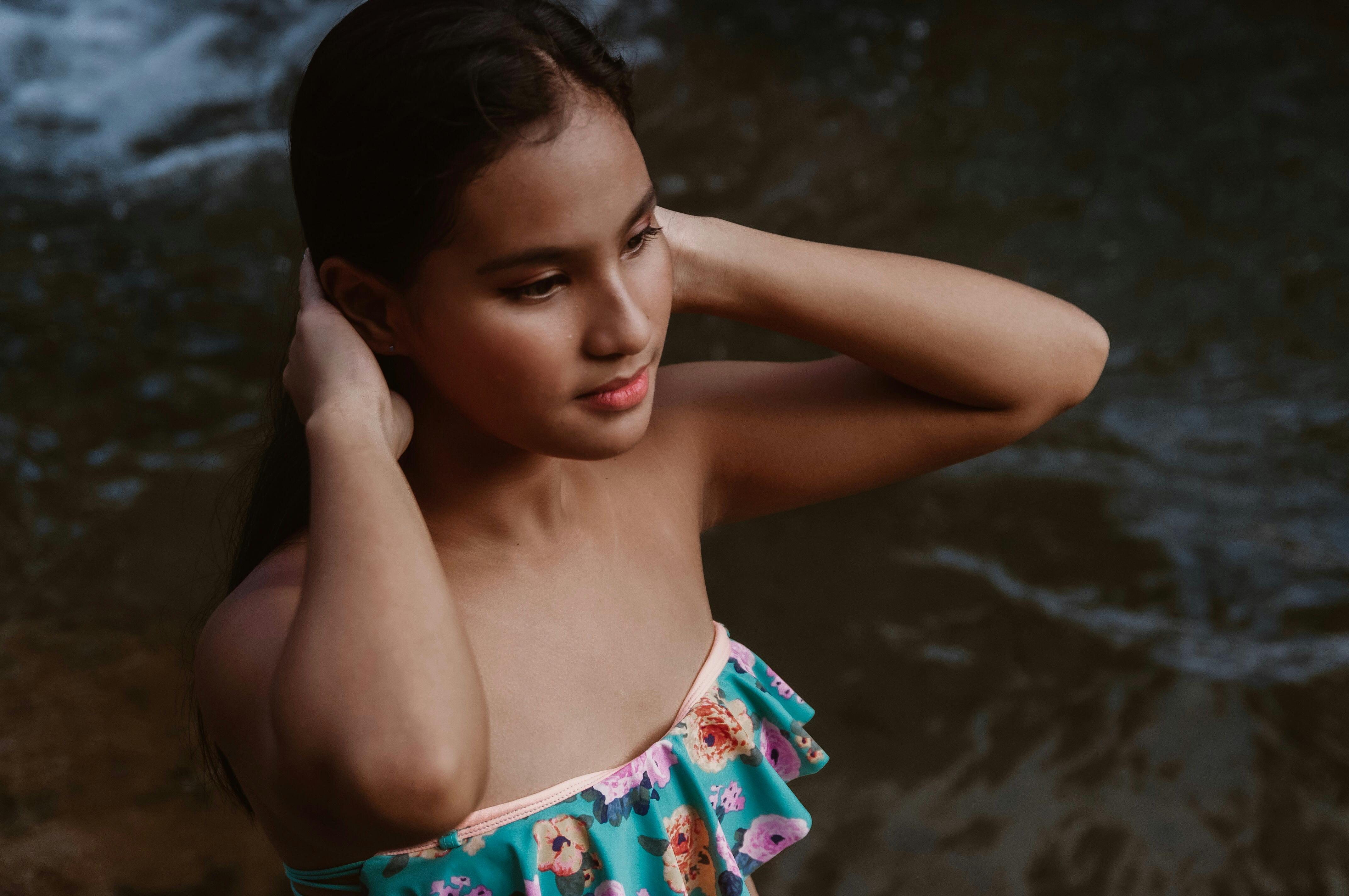 Руки, що дбайливо тримають маленький зелений паросток у ґрунті