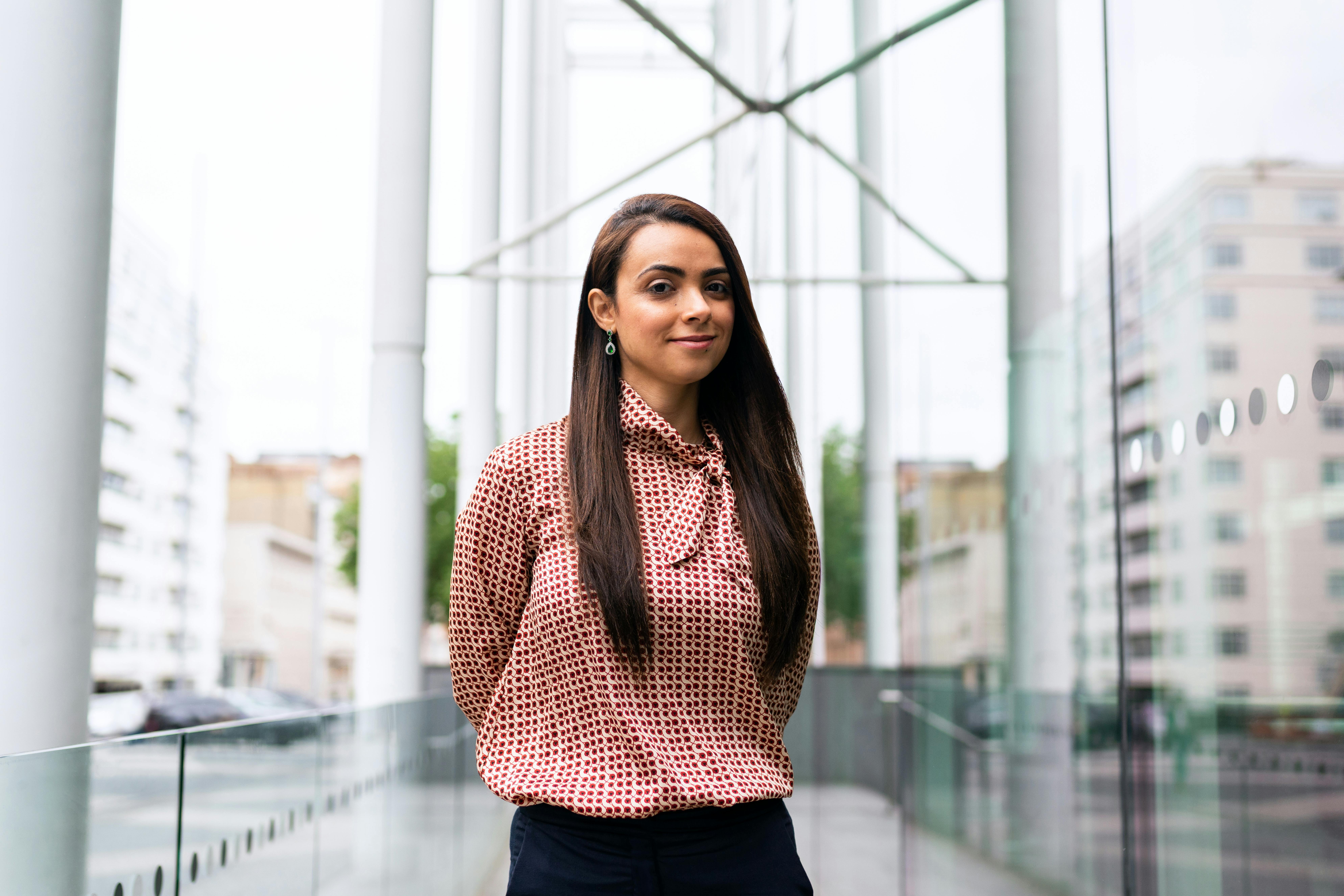 Жінка медитує на килимку в світлій кімнаті