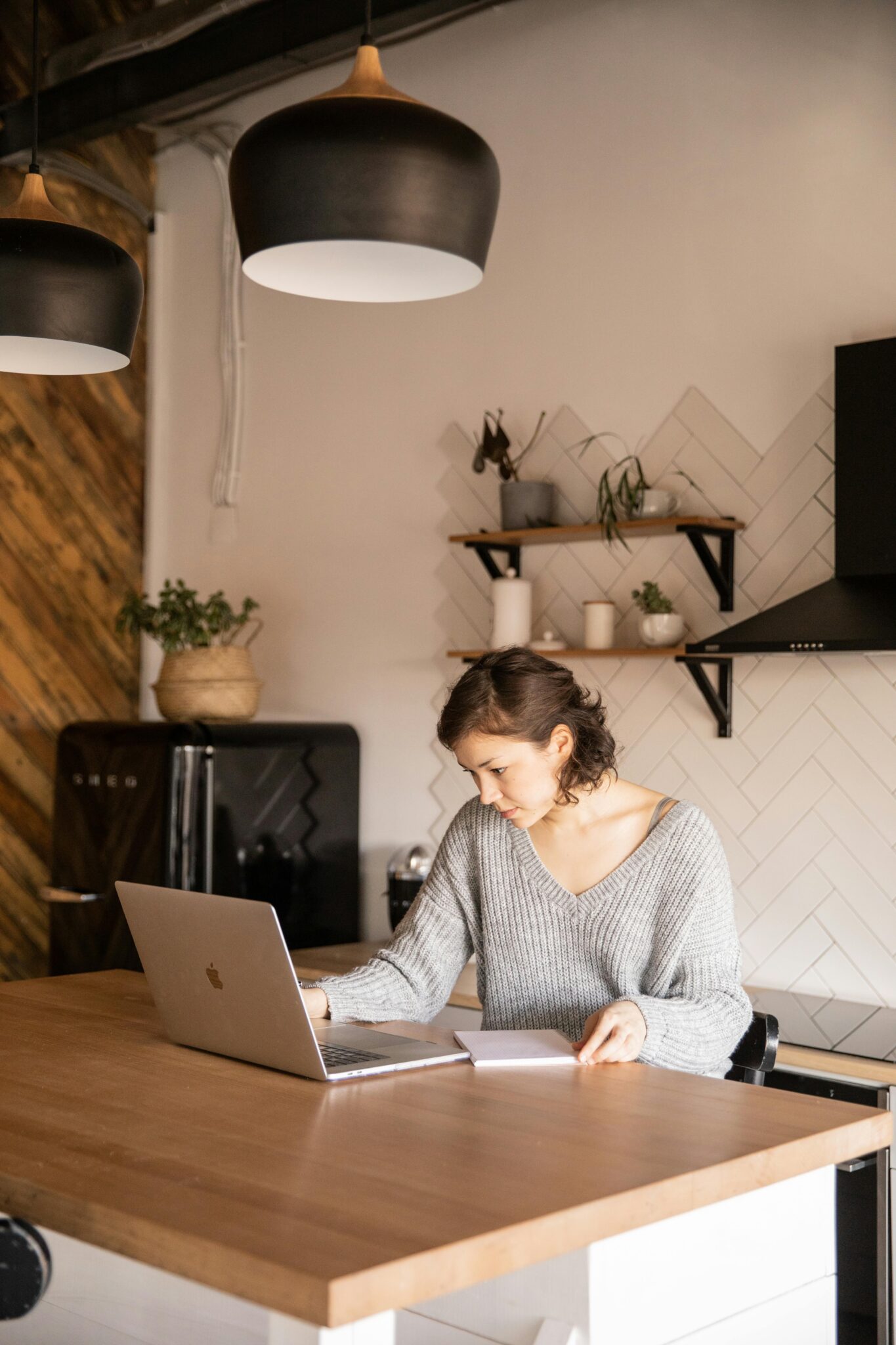 Женщина занимается йогой