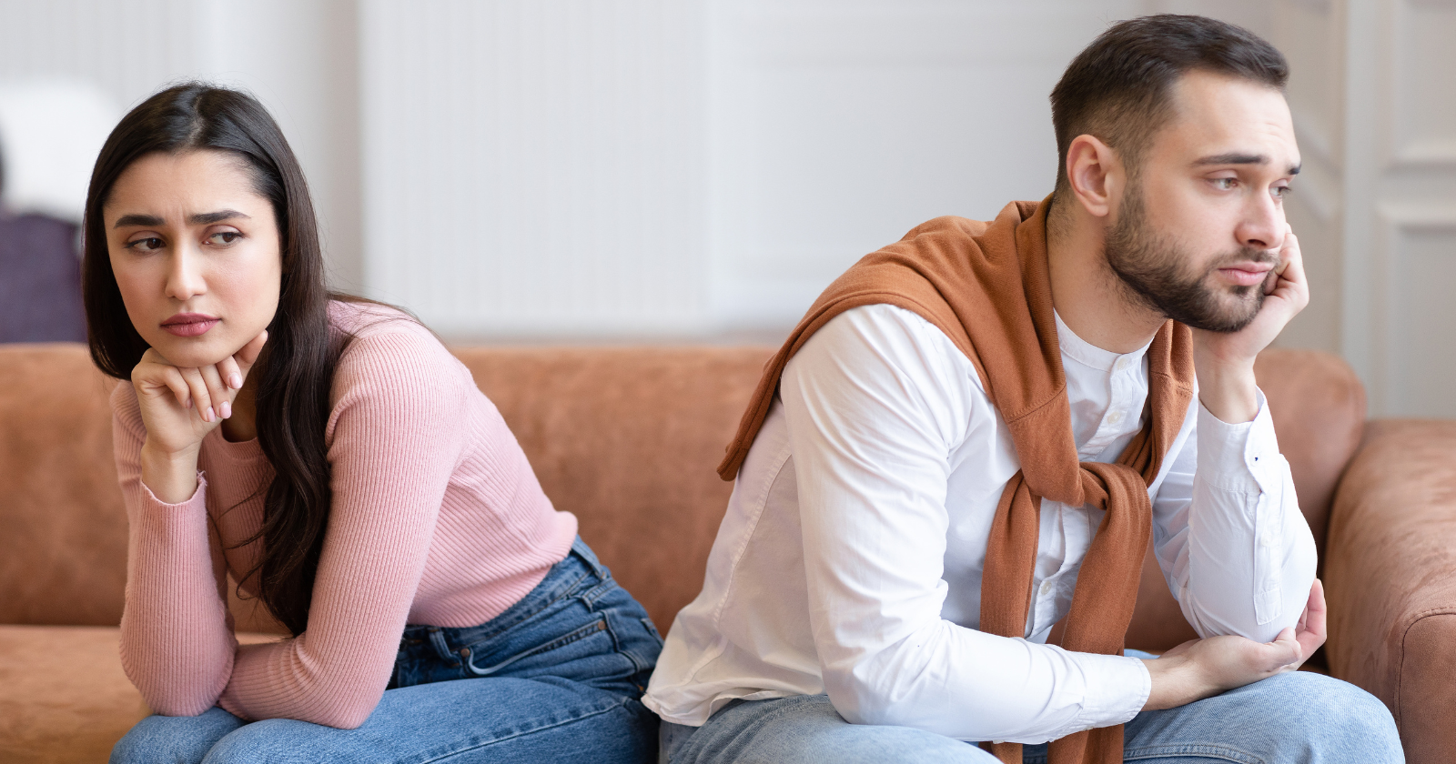 чоловік і жінка ображені