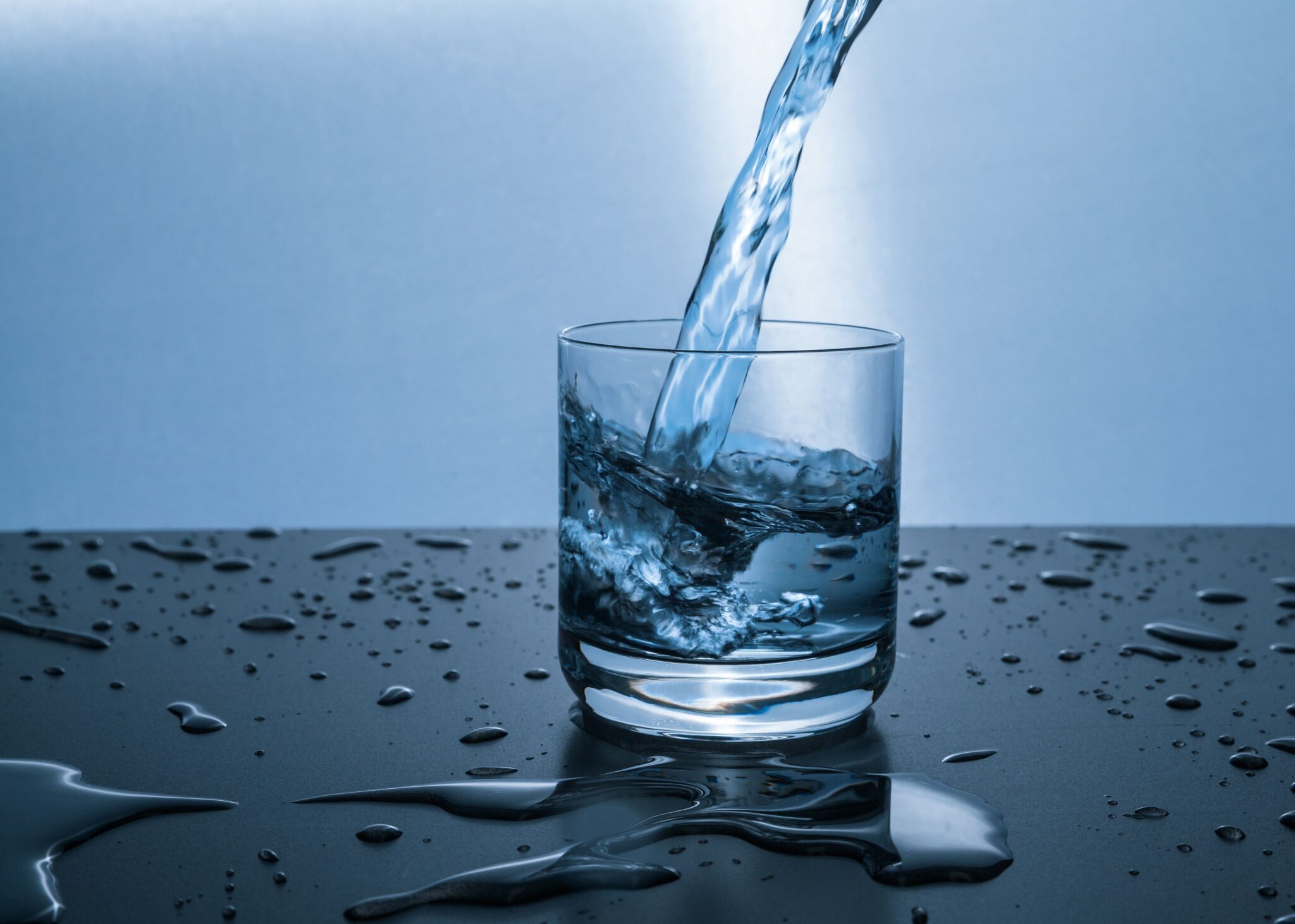 Кришталева склянка з чистою водою та скибочкою лимона